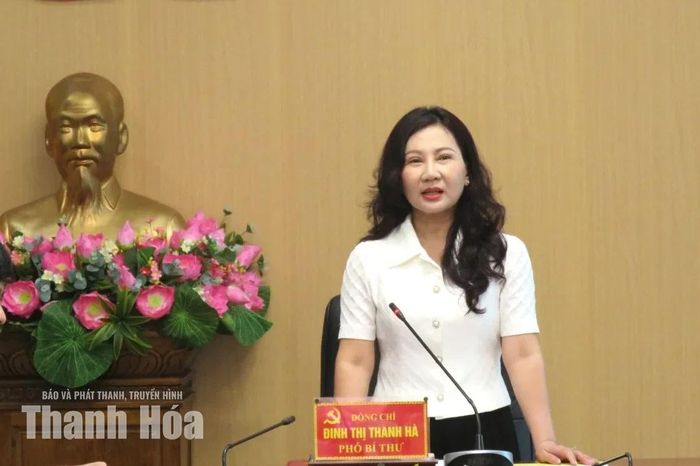 Phó Bí thư Đảng ủy các cơ quan Đảng tỉnh Đinh Thị Thanh Hà phát biểu tại hội nghị