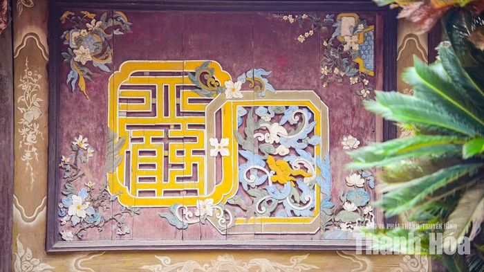 Điều đáng quý là không có sự lặp lại đơn điệu. Mỗi mảng chạm mang một bố cục, một nhịp điệu riêng, thể hiện tư duy mỹ thuật cùng kỹ thuật chế tác bậc cao của những nghệ nhân xưa.