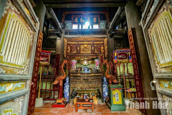 Bước vào bên trong, toàn bộ hệ khung gỗ lim lớn lập tức thu hút ánh nhìn. Những cột gỗ có được đặt trên các chân tảng đá xanh, liên kết với hệ vì kèo chắc khỏe, tạo nên kết cấu bền vững suốt nhiều thế kỷ. Không gian nghè có quy mô một gian hai chái, bố cục cân đối. Đặc biệt, hệ mái hai lớp có cổ diêm vừa tạo sự thông thoáng vừa tăng vẻ thanh thoát cho tổng thể kiến trúc - một đặc trưng hiếm gặp còn được bảo tồn khá nguyên vẹn.