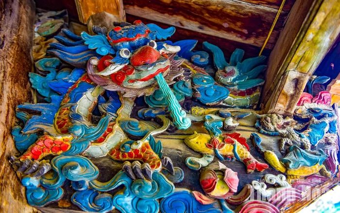 Điểm nổi bật nhất chính là nghệ thuật chạm khắc gỗ đạt đến trình độ tinh xảo. Các đầu dư, con rường, xà ngang gần như đều được phủ kín những mảng chạm nổi sống động với hình tượng rồng, phượng, lân, hoa sen, dây lá hóa long, cành liễu, nụ hoa... Mỗi đường đục đều dứt khoát nhưng mềm mại, tạo cảm giác các linh vật như đang chuyển động trên bề mặt gỗ.