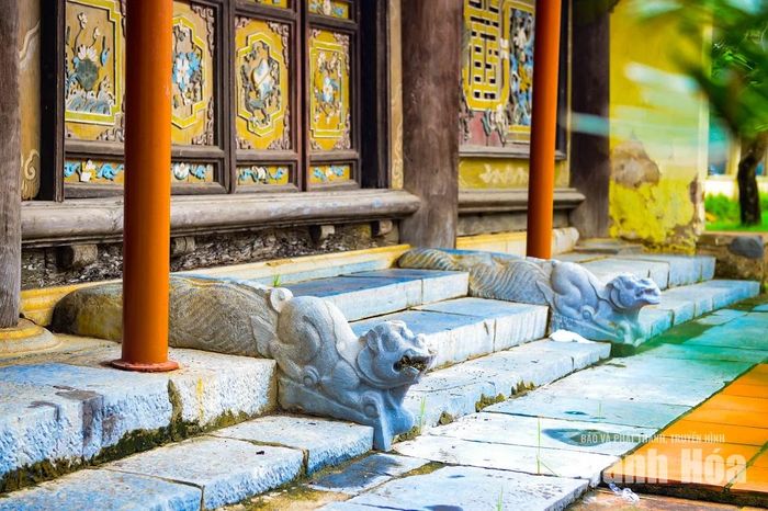 Phía trước bậc tam cấp là đôi sấu đá trong tư thế chồm tới, đầu hơi ngẩng, mắt lồi, mũi thon, miệng ngậm viên ngọc. Qua hàng trăm năm mưa nắng, từng đường nét điêu khắc vẫn sắc sảo, tạo nên thần thái uy nghi cho công trình.