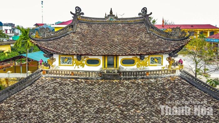 Nghè Nguyệt Viên không gây ấn tượng bởi quy mô đồ sộ mà chinh phục người xem bằng vẻ đẹp trầm mặc của thời gian. Mái ngói rêu phong phủ kín, những bức tường đã ngả màu, nền gạch cũ in dấu chân của biết bao thế hệ khiến không gian như chậm lại.