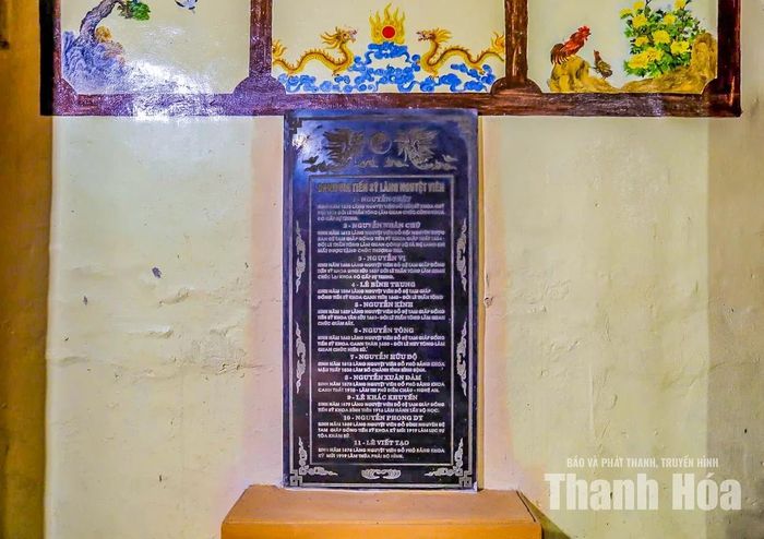 Nghè Nguyệt Viên không chỉ thờ Thành hoàng làng mà còn là nơi tôn vinh truyền thống hiếu học của làng khoa bảng. Trong di tích hiện lưu tấm bia khắc danh những vị tiến sĩ đỗ đạt thời phong kiến của vùng đất nổi tiếng với truyền thống hiếu học và khoa cử của xứ Thanh.