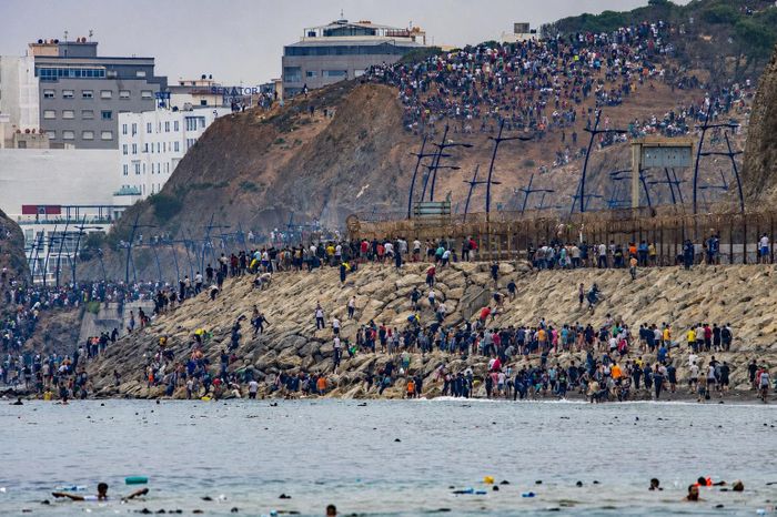Người di cư trở về Morocco từ vùng Ceuta của Tây Ban Nha sau làn sóng vượt biên quy mô lớn. Ảnh: WTNH.com.