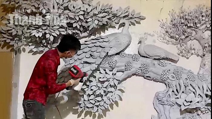 Dương Quang Đồng xử lý phần nổi 3D trước khi vẽ màu cho tác phẩm.