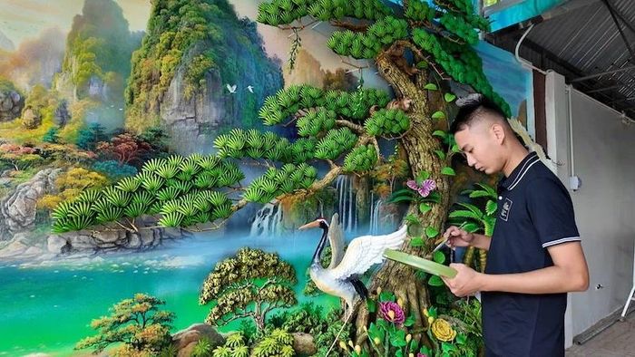 Dương Quang Đồng hoàn thiện vẽ màu cho tác phẩm “Tùng hạc diên niên”.