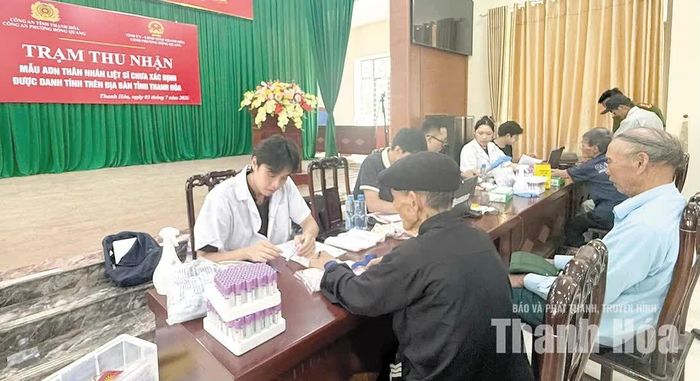 Các lực lượng chức năng tổ chức thu nhận mẫu ADN thân nhân liệt sĩ chưa xác định danh tính.