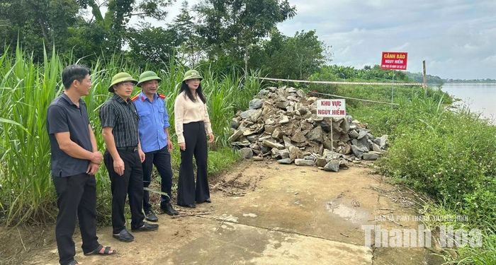 Đoàn công tác của Ban Chỉ huy phòng thủ dân sự tỉnh kiểm tra trọng điểm kè Long Vân, đê tả Sông Mã (xã Vĩnh Lộc).