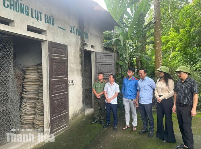 Đoàn công tác của Ban Chỉ huy phòng thủ dân sự tỉnh kiểm tra kho vật tư “4 tại chỗ” của xã Tây Đô.