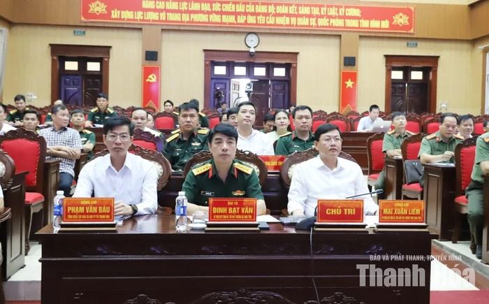 Phó Chủ tịch Thường trực UBND tỉnh Mai Xuân Liêm; Chỉ huy trưởng Bộ CHQS tỉnh Đinh Bạt Văn; Giám đốc Báo và Phát thanh, truyền hình Thanh Hóa Phạm Văn Báu cùng các đại biểu dự hội nghị.