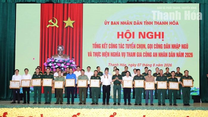 Các đồng chí lãnh đạo tỉnh trao Bằng khen của Chủ tịch UBND tỉnh cho các tập thể có thành tích xuất sắc trong công tác tuyển quân năm 2026.