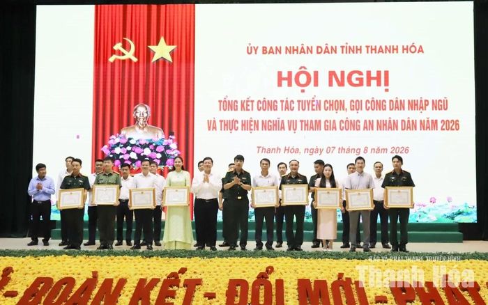 Các đồng chí lãnh đạo tỉnh trao Bằng khen của Chủ tịch UBND tỉnh cho các cá nhân có thành tích xuất sắc trong công tác tuyển quân năm 2026.