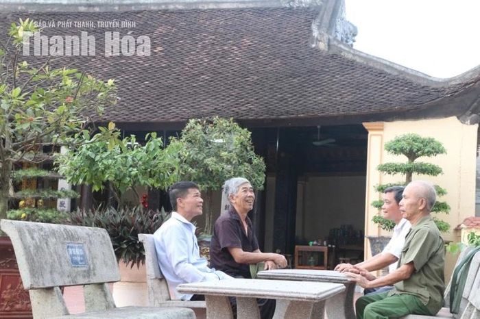 Dưới mái đình cổ kính, người dân Duyên Thượng cùng nhau trò chuyện thân tình.