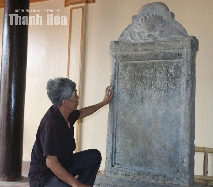 Văn bia bên trong đình Duyên Thượng.