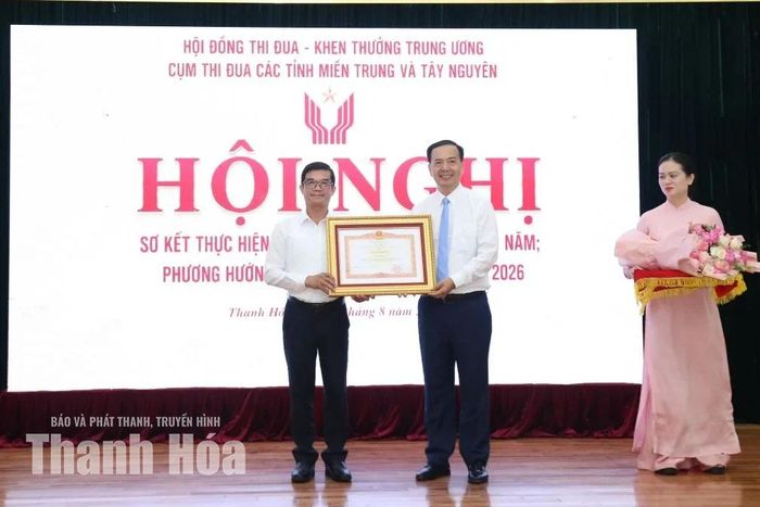 Phó Trưởng Ban TĐ-KT Trung ương Nguyễn Anh Tuấn trao Bằng khen của Thủ tướng Chính phủ cho tỉnh Khánh Hòa.