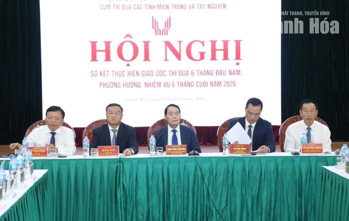 Các đại biểu chủ trì hội nghị.