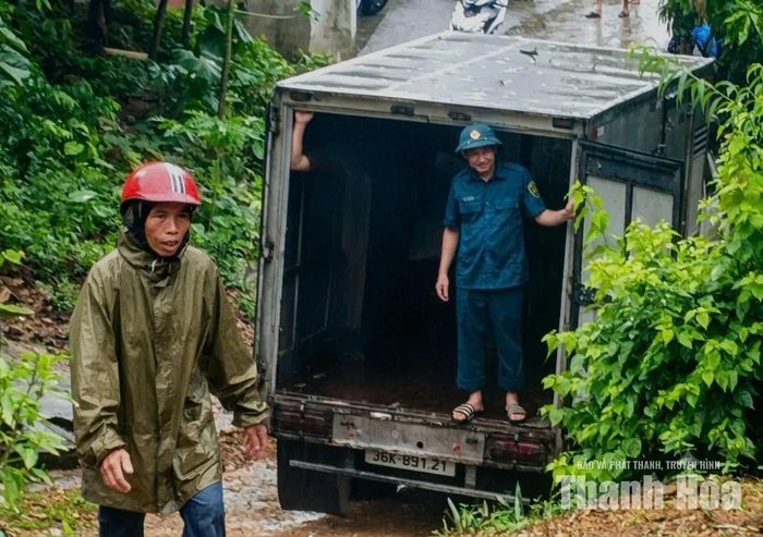 Lực lượng phương tiện được huy động hỗ trợ người dân di dời tài sản.