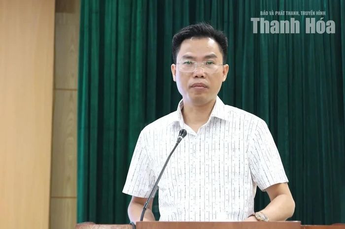 Đại diện lãnh đạo Ủy ban MTTQ tỉnh trình bày báo cáo tại hội nghị.