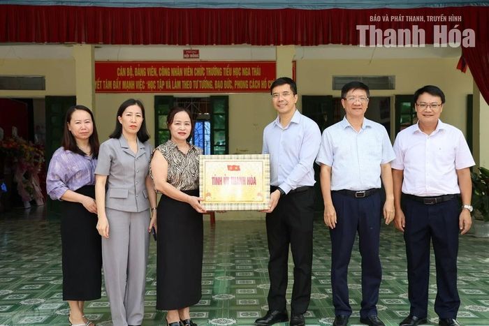 Phó Bí thư Thường trực Tỉnh ủy Nguyễn Hồng Phong tặng quà cho Trường Tiểu học Nga Thái, xã Tân Tiến.