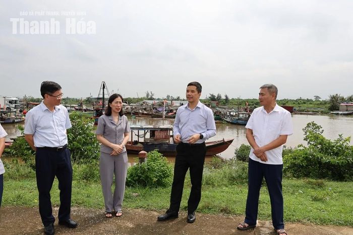 Phó Bí thư Thường trực Tỉnh ủy Nguyễn Hồng Phong kiểm tra thực địa công tác chuẩn bị ứng phó với mùa mưa bão tại xã Tân Tiến.