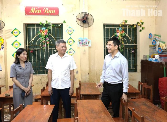 Phó Bí thư Thường trực Tỉnh ủy Nguyễn Hồng Phong kiểm tra công tác chuẩn bị năm học mới tại xã Tân Tiến.