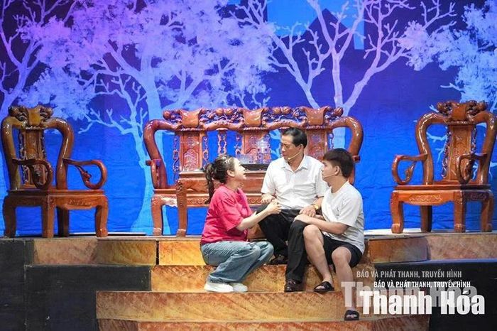 Một cảnh trong vở kịch nói “Tìm nhau trong tổ ấm” - tác phẩm khai thác những vấn đề gia đình đương đại, góp phần đưa sân khấu đến gần hơn với công chúng.