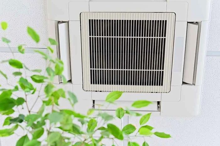 Khả năng duy trì không khí trong nhà vừa mát vừa sạch phụ thuộc vào tình trạng của công trình cũng như việc người dân có được tiếp cận các giải pháp làm mát, thông gió hoặc lọc không khí hiệu quả hay không. Ảnh: Airprosusa.