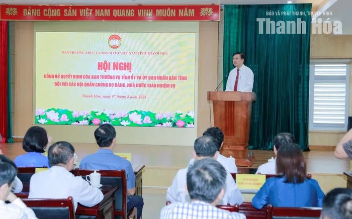 Lãnh đạo Ban Tổ chức Tỉnh ủy và Sở Nội vụ công bố các quyết định của Ban Thường vụ Tỉnh ủy, UBND tỉnh phê duyệt Đề án “Sắp xếp, tinh gọn các hội quần chúng do Đảng, Nhà nước giao nhiệm vụ cấp tỉnh và cấp xã” và công nhận các hội quần chúng Đảng, Nhà nước giao nhiệm vụ.