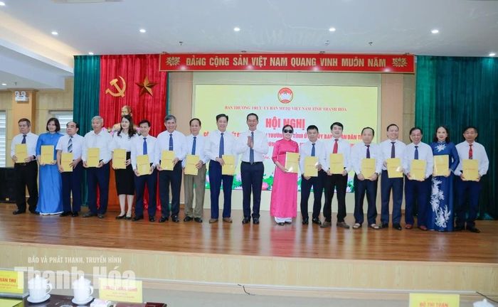 Phó Bí thư Tỉnh ủy, Chủ tịch Ủy ban MTTQ tỉnh Trịnh Tuấn Sinh trao quyết định của Ban Thường vụ Tỉnh ủy, UBND tỉnh cho các hội.