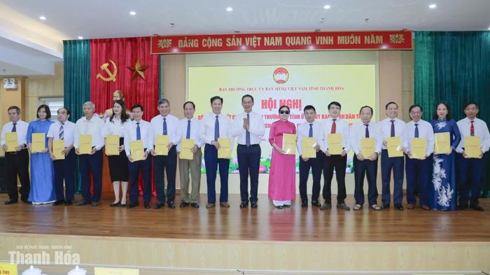 Phó Bí thư Tỉnh ủy, Chủ tịch Ủy ban MTTQ tỉnh Trịnh Tuấn Sinh trao quyết định của Ban Thường vụ Tỉnh ủy, UBND tỉnh cho các hội.