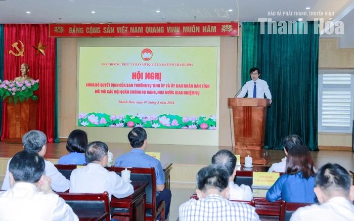 Lãnh đạo Sở Nội vụ công bố Quyết định của UBND tỉnh về công nhận các hội quần chúng do Đảng, Nhà nước giao nhiệm vụ.