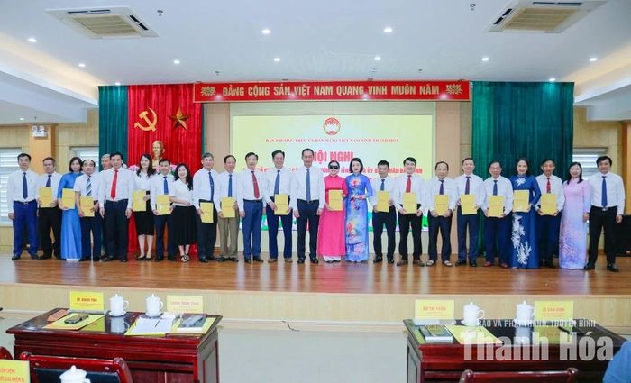 Các đại biểu chụp ảnh lưu niệm.