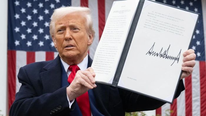 Tổng thống Donald Trump áp thuế bổ sung với sản phẩm polysilicon nhập khẩu, thiết lập cơ chế giá tối thiểu. Ảnh: CNBC.