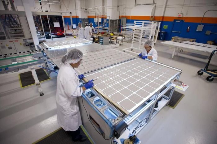 Polysilicon là nguyên liệu quan trọng trong sản xuất chất bán dẫn và pin năng lượng mặt trời. Ảnh: The Globe and Mail.