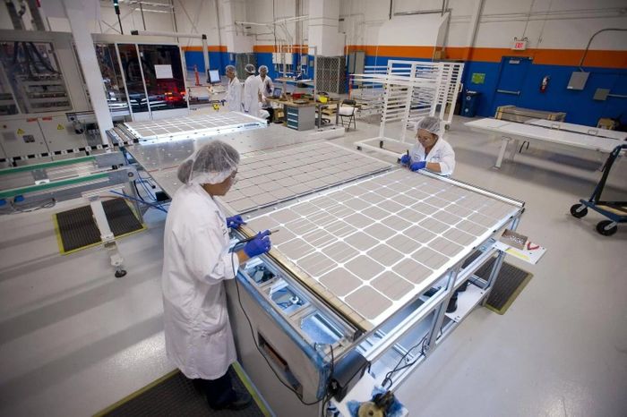 Polysilicon là nguyên liệu quan trọng trong sản xuất chất bán dẫn và pin năng lượng mặt trời. Ảnh: The Globe and Mail.