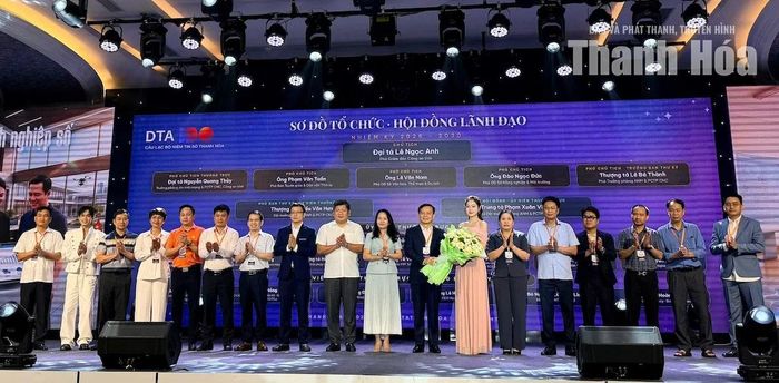 Phó Chủ tịch Ủy ban MTTQ tỉnh, Chủ tịch Hội LHPN tỉnh Lương Thị Hạnh tặng hoa Hội đồng lãnh đạo Câu lạc bộ.