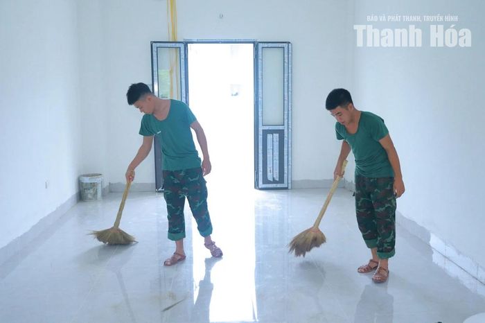 Các chiến sĩ Tiểu đoàn 40 thuộc Trung đoàn 762 dọn dẹp vệ sinh các phòng học, phòng nội trú khi đã hoàn thiện.