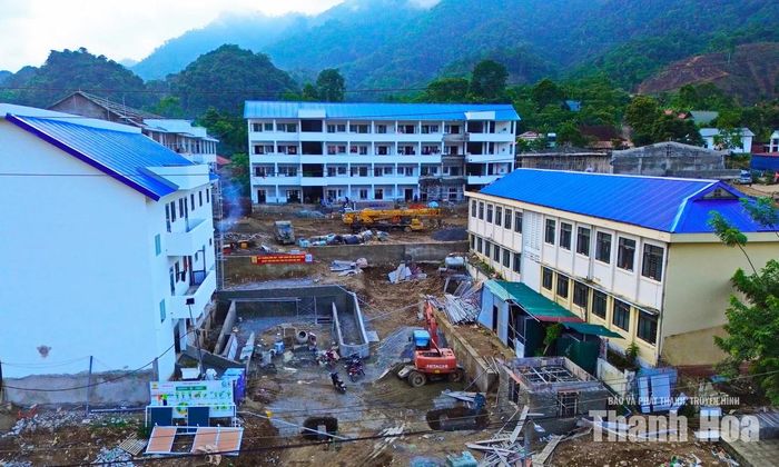 Vượt qua điều kiện thời tiết thất thường và nhiều khó khăn về địa hình, đơn vị thi công là Tổng Công ty 789 đang đẩy nhanh tiến độ các hạng mục công trình, phấn đấu mang đến ngôi trường mới khang trang, an toàn, đáp ứng nhu cầu học tập của học sinh vùng biên ngay trong năm học 2026-2027.