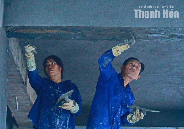 Công nhân tỉ mỉ thi công các hạng mục.