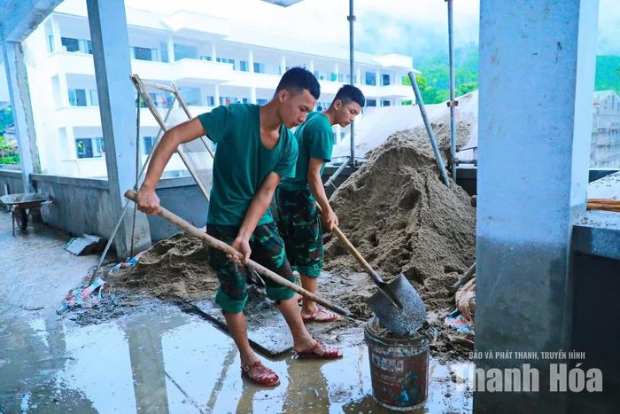 Chiến sĩ Tiểu đoàn 40 thuộc Trung đoàn 762 được tăng cường để đẩy nhanh tiến độ công trình.