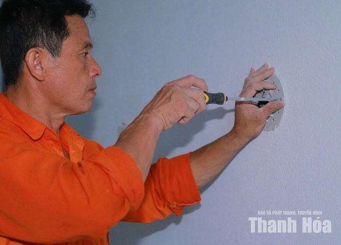 Lắp đặt hệ thống đèn báo trong các phòng khu bán trú.