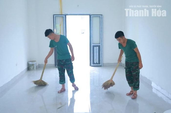 Các chiến sĩ Tiểu đoàn 40 thuộc Trung đoàn 762 dọn dẹp vệ sinh các phòng học, phòng nội trú khi đã hoàn thiện.