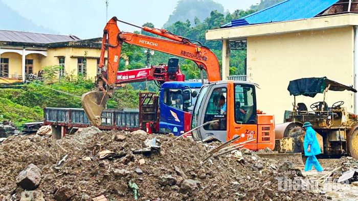 Máy móc hoạt động liên tục phục vụ vận chuyển vật liệu và lắp đặt các cấu kiện xây dựng.
