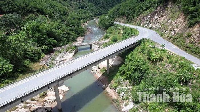 Cầu Phà Lò cũ và mới bắc qua sông Lò, xã Quan Sơn.