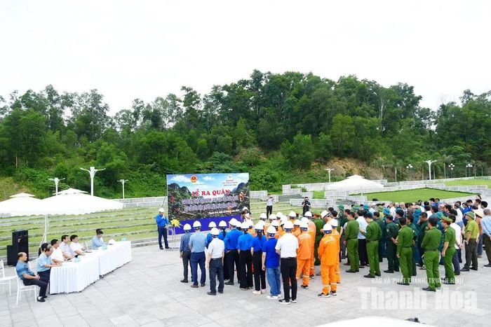 Công ty Điện lực Thanh Hóa phối hợp cùng chính quyền, các lực lượng chức năng, tổ chức đoàn thể địa phương tổ chức ra quân giải phóng hành lang an toàn lưới điện.