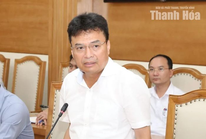 Trưởng Ban Quản lý Khu Kinh tế Nghi Sơn và các Khu Công nghiệp tỉnh Trịnh Huy Triều báo cáo tình hình hoạt động và đầu tư phát triển của Khu Kinh tế Nghi Sơn và các Khu công nghiệp tỉnh.