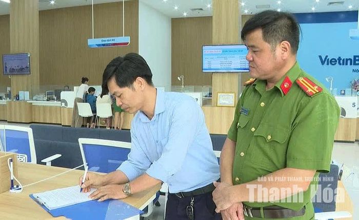 Công an phường Bỉm Sơn tổ chức cho cơ sở ký cam kết về việc duy trì hoạt động tuyên truyền, cảnh báo về PCCC trên hệ thống màn hình điện tử.