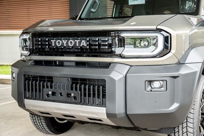 Thiết kế đầu xe mạnh mẽ, cá tính cùng logo mang dòng chữ TOYOTA đặc trưng.