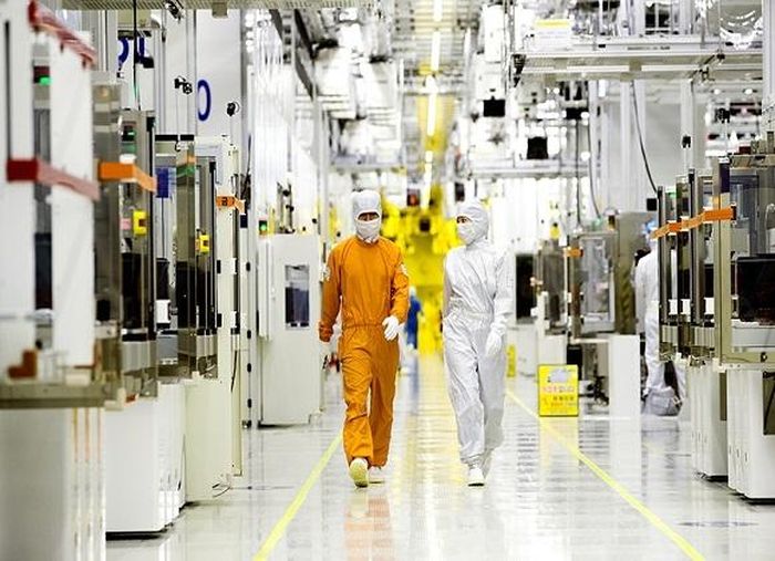 Nhân viên Samsung Electronics kiểm tra bên trong phòng sạch tại nhà máy của công ty ở Hwaseong, tỉnh Gyeonggi. Ảnh: Samsung Electronics