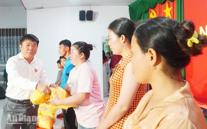 Bí thư Đảng ủy, Chủ tịch UBND xã Tiên Hải Mai Quốc Thắng trao quà cho hộ có hoàn cảnh khó khăn trên địa bàn xã. Ảnh: DANH THÀNH